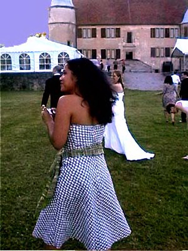 mariage au chateau     au premier plan Lali qui n'est pas tahitiene mais philipine