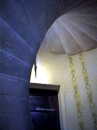 escalier  colimaon 9 grand'rueenv 1560 mfiez-vous des imitations