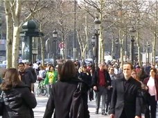 la foule sur les Champs Elyses 17/3/04a nous change de la  grand'rue